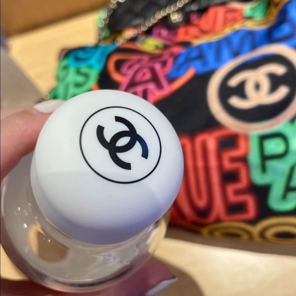 Authentic Chanel limited edition anniversary glass bottle - Picture 3 of 5